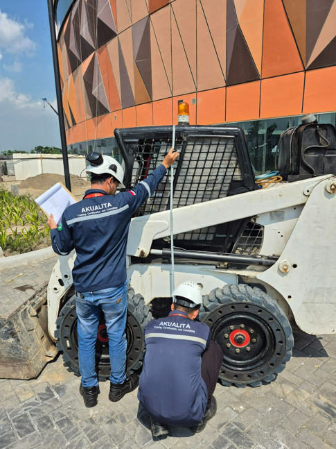 Riksa Uji Skid Steer Loader oleh AKINDOTAMA